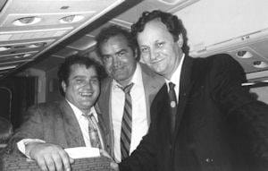 Për 14 orë po nuk e zëvendësuat flamurin e grisur, ju shkarkoj”! Mitro Çela tregon historinë me Azemin pas kthimit nga Greqia: Para na doli polici me mustaqe kur… Për 14 orë po nuk e zëvendësuat flamurin e grisur, ju shkarkoj”! Mitro Çela tregon historinë me Azemin pas kthimit nga Greqia: Para na doli polici me mustaqe kur…