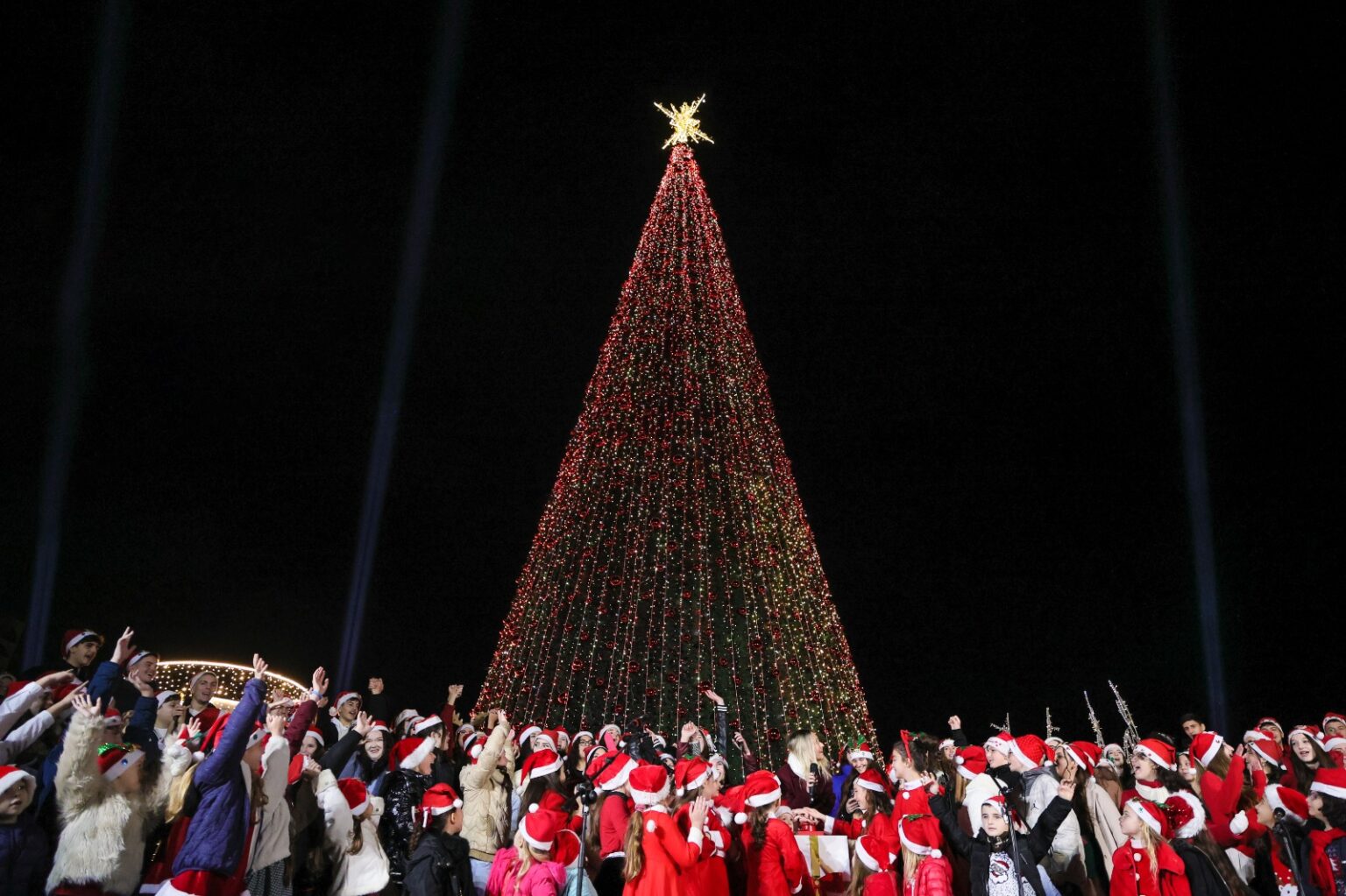 VIDEO/ Ndizen dritat e pemës së Vitit të Ri në sheshin “Skënderbej”, fëmijët shoqërojnë ceremoninë festive në qendër të Tiranës VIDEO/ Ndizen dritat e pemës së Vitit të Ri në sheshin “Skënderbej”, fëmijët shoqërojnë ceremoninë festive në qendër të Tiranës