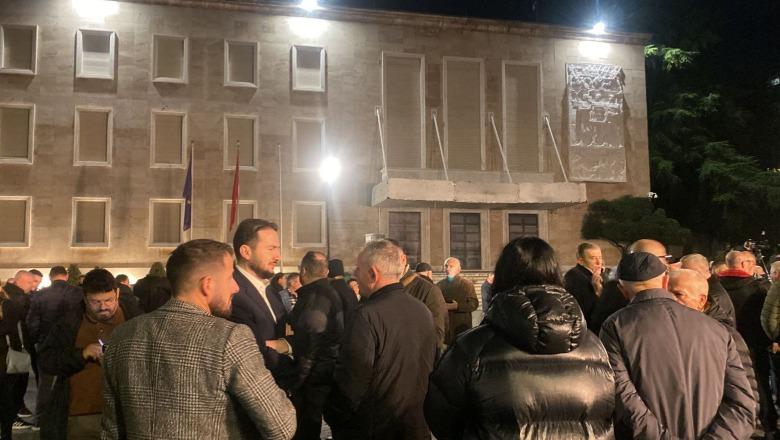 Komedia e PD-së, sot në mëngjes protestuan kundër SPAK, në mbrëmje protestojnë pro SPAK
