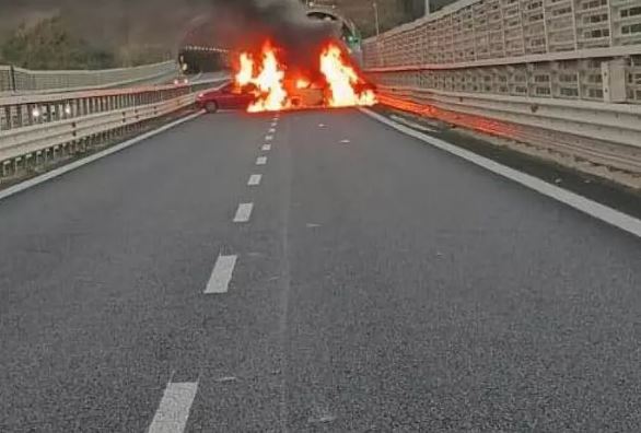 Grabitje spektakolare! Maskat i zënë pritë furgonit të blinduar brenda tunelit, marrin 2 mln euro! Gracka me makina të djegura dhe gozhdë Grabitje spektakolare! Maskat i zënë pritë furgonit të blinduar brenda tunelit, marrin 2 mln euro! Gracka me makina të djegura dhe gozhdë
