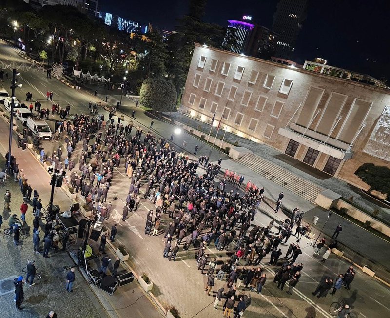Balla ironizon protestën e tretë të PD para Kryeministrisë: Më pak “krushq” dhe të dehur, shpallën armiq, aleatët amerikanë Balla ironizon protestën e tretë të PD para Kryeministrisë: Më pak “krushq” dhe të dehur, shpallën armiq, aleatët amerikanë