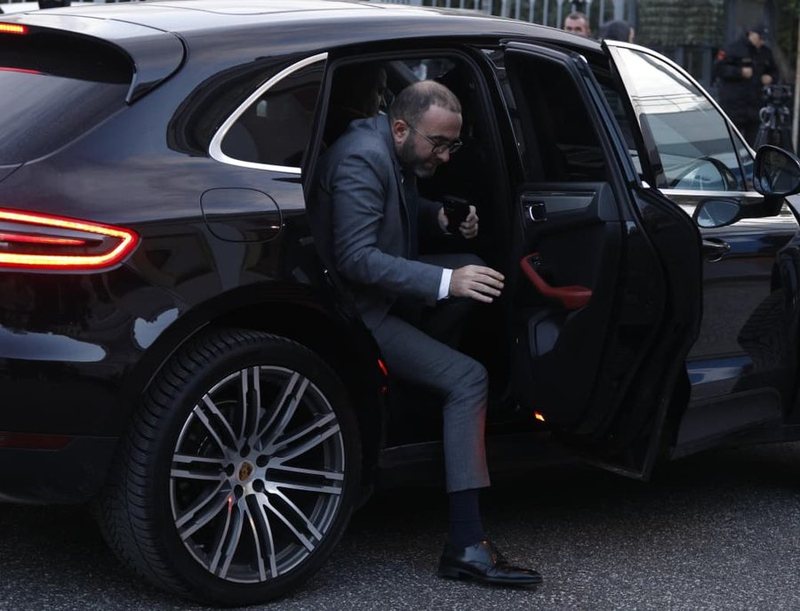 Gaz Bardhi me “Porsche” në Parlament