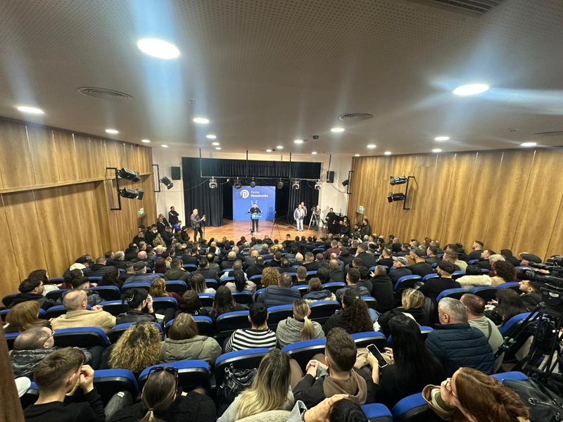 Salla mbushet plot për Ervin Salianjin. PD e Durrësit nuk i bindet Berishës