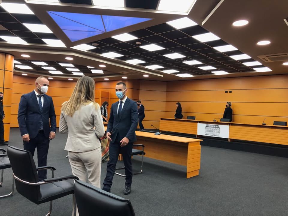 “Moment delikat, po goditet ligji”! Gjyqtarët po kapen duke rrëzuar shtetin