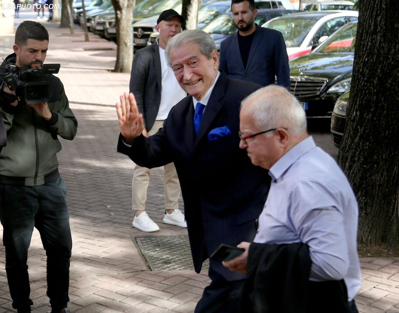 Edmond Spahoi çjerr maskën “baba” Saliut: Mashtruesin që mbolli flokët dhe rregulloi hundën e shpallët të burgosur politik