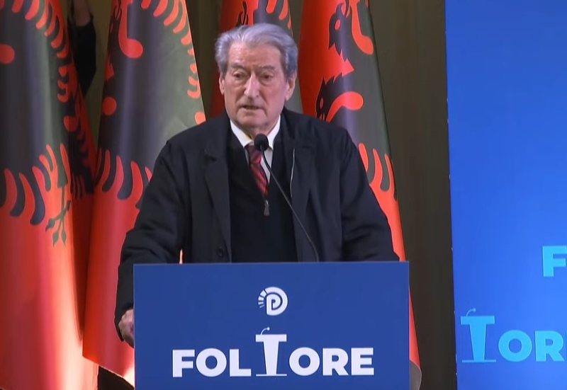 Berisha i “kundërpërgjigjet” Salianjit me një foltore në Mirditë