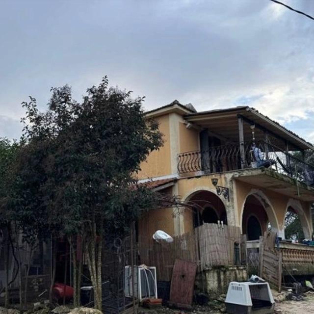 “Më pa, më buzëqeshi dhe mbylli sytë”/ Horror në Greqi, flet babai i 2-vjeçarit: E shpëtova nga banorët e fshatit, por pit bulli sulmoi dhe i mori jetën tim biri