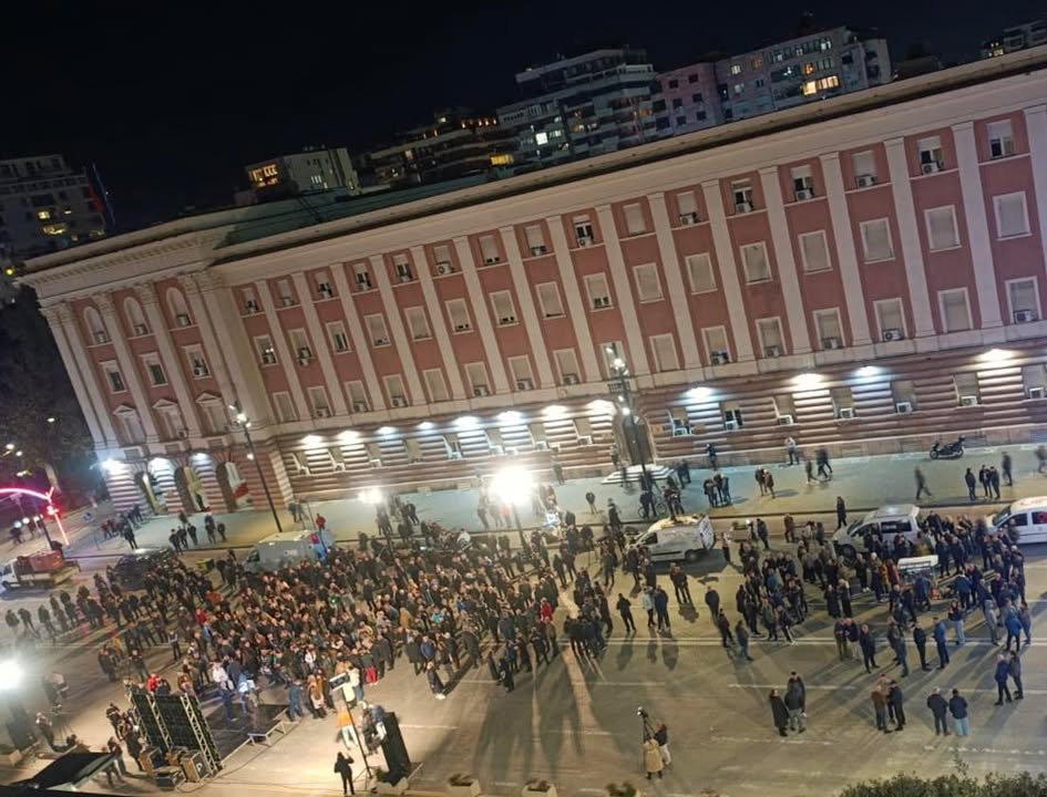 Berisha me “100 petrita” në shesh: Ju ftoj të nisim protesta të fuqishme! Rama e ka mbushur kupën, meriton çdo ndëshkim