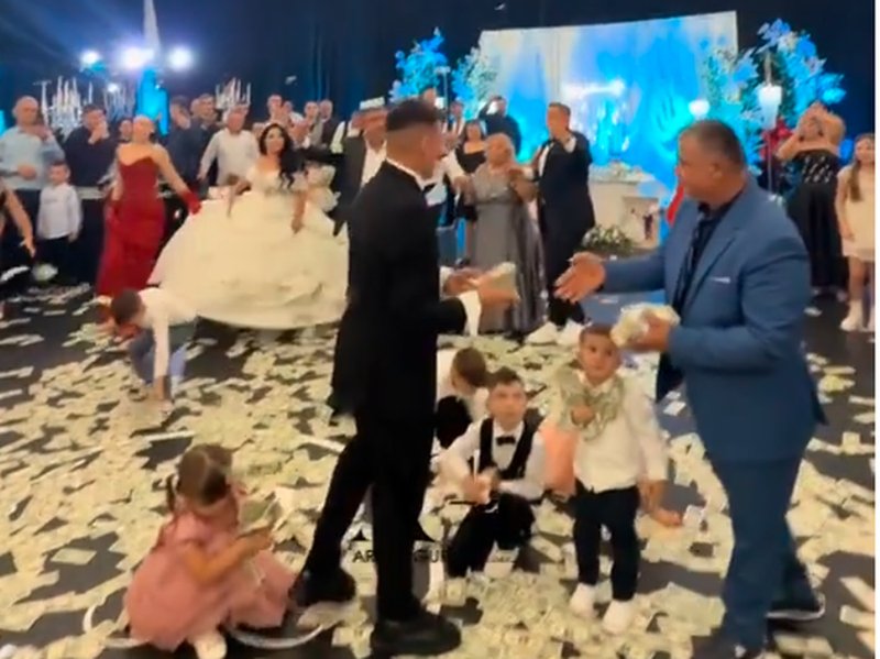 VIDEO/ Sulmuesi i Kombëtares shqiptare “e djeg” në dasmën e motrës, mbush sallën me para