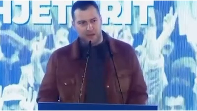 Lodhet kot Salianji me shokë, i riu Eskiu qesharak në foltoren para kryeministrisë: Kjo është parti e Sali Berishës