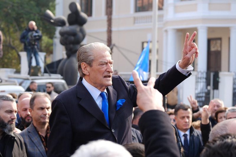 Iluzioni i Berishës se “Gjenerata Z” duhet të shpëtojë “Gjeneratën S”