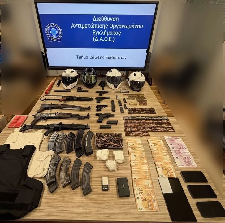 Grupi i vrasësve me pagesë, tre shqiptarë të arrestuar: Çfarë sekuestroi policia greke?