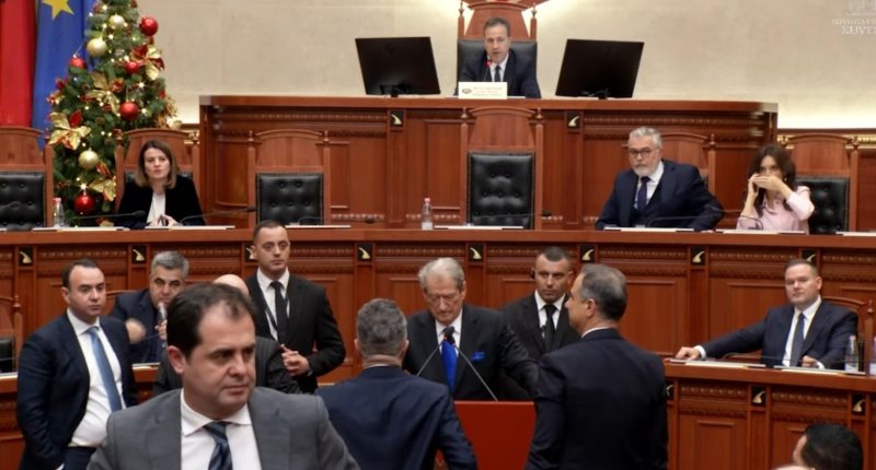 FOTOLAJM/ Gjithçka po ecte në rregull derisa në foltore doli… Berisha