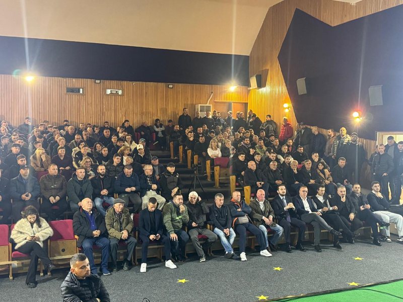 FOTOLAJM/ Salianji “sfidon” Berishën nga Gjirokastra: Takim masiv me strukturat e PD dhe qytetarë