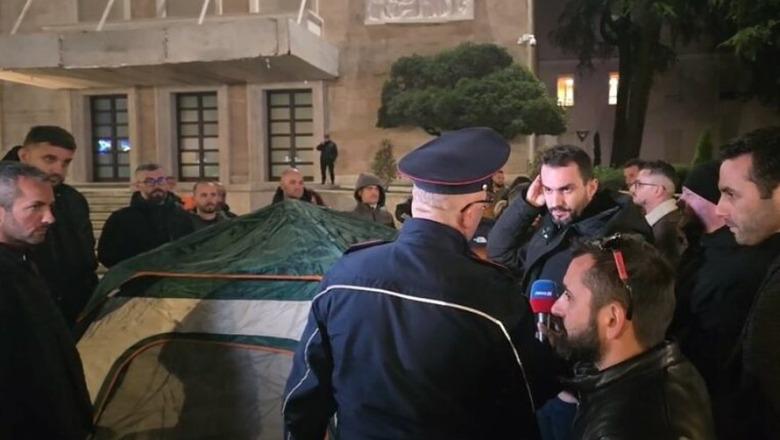 Lapaj humb ndjenjat para Kryeministrisë! Përplasje mes protestuesve dhe policisë, blutë tentuan të sekuestronin gjeneratorin e sjellë nga emigranti shqiptar