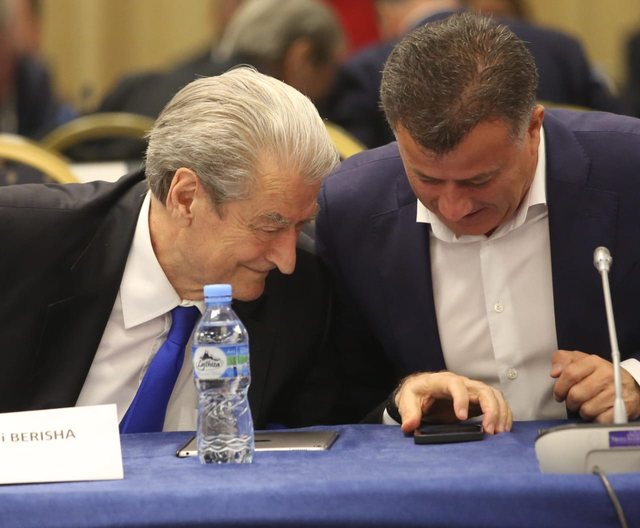 Berisha i’a “fut” Nokës…kush ështe rrenacaku?! Askush nuk ka dhënë urdhër për të firmosur për Shabanin, dal unë garant Berisha i’a “fut” Nokës…kush ështe rrenacaku?! Askush nuk ka dhënë urdhër për të firmosur për Shabanin, dal unë garant