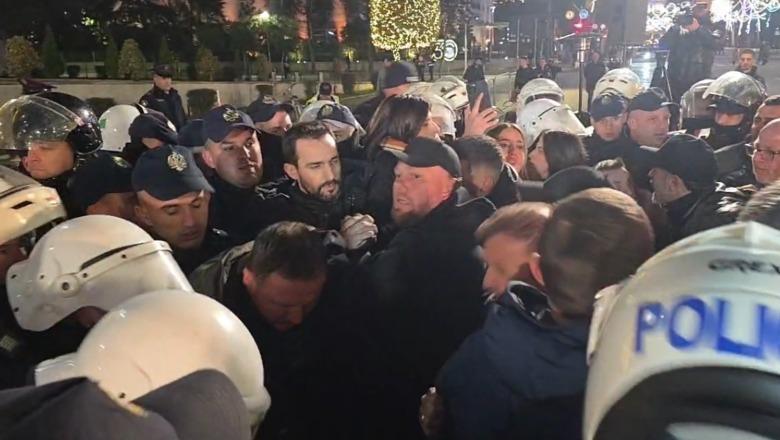 Policia sposton Lapajn me 30 “petrita” nga trotuari para Kryeministrisë, për t’i liruar vendin Berishës për të recituar me 100 “petrita”