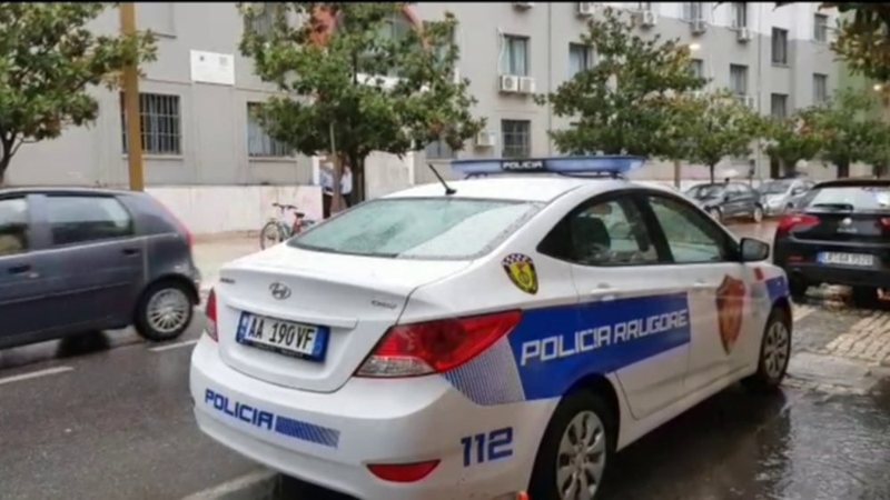 Ish-efektivi i policisë u gjet i djegur brenda makinës, policia jep detaje: Nuk ka shenja dhune, dyshohet se….