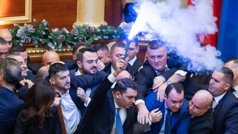 VIDEO/ Po filmonte kaosin në Kuvend, Berisha bëhet lëmsh dhe “merr në mbrojtje” Ballën: Kriminel, larg duart nga Taulanti VIDEO/ Po filmonte kaosin në Kuvend, Berisha bëhet lëmsh dhe “merr në mbrojtje” Ballën: Kriminel, larg duart nga Taulanti