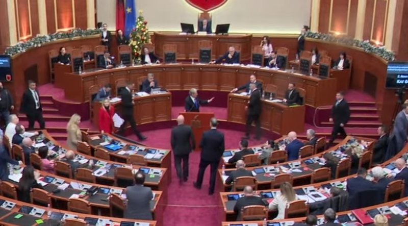 FOTOLAJM/ Berisha kopjon Pilinçin, shpall qeverinë: Balliu e Noka te karriget e ministrave…