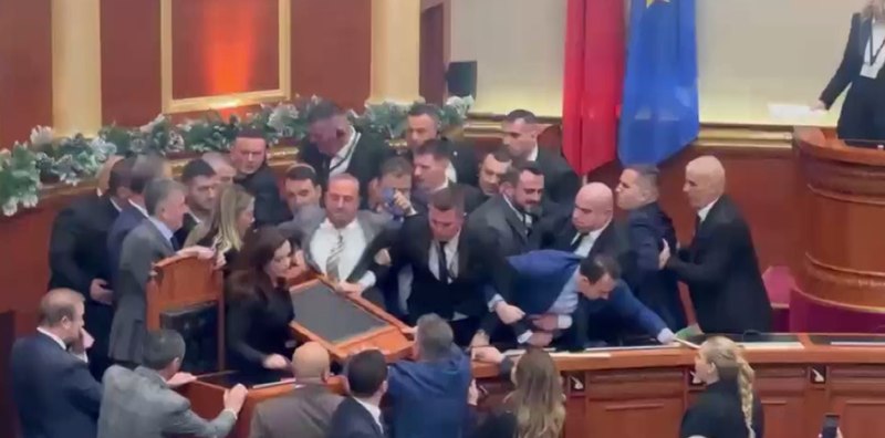 VIDEO/ Zotërinj deputetë, jemi gati për të filluar seancën? Fillojmë… një minutë boks: Nga shfaqja e sotme e deputetëve të opozitës
