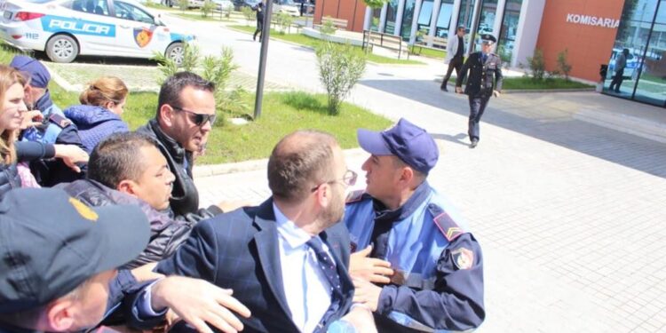 Gazment Bardhi reagon pas deklaratës së Ramës: Kërkon të blejë kohë! Qytetarët e “masakrojnë”: Drejtësi e maskarenjëve duhet t’i hidhte “çelsat në det”! Barazia në tendera nuk është vrasje dhe as v…