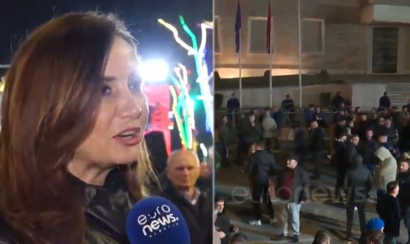Berisha “i kyçur” në seli, Tabaku flet broçkulla “justifikon” pjesëmarrjen qesharake: Nuk ka nisur akoma, njerëzit janë të acaruar Berisha “i kyçur” në seli, Tabaku flet broçkulla “justifikon” pjesëmarrjen qesharake: Nuk ka nisur akoma, njerëzit janë të acaruar