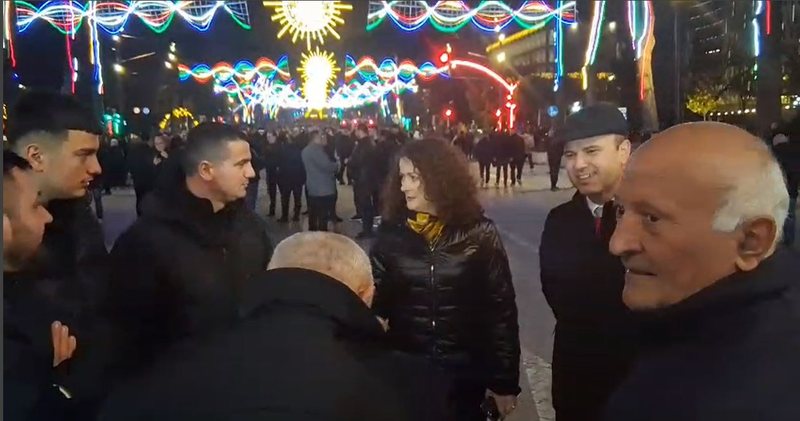 Protesta e krushqisë dhe e fare e fisit me njolla : “Non grata” për korrupsion Argita Berisha dhe i akuzuari për vjedhje me anë të mashtrimit dhe fshehje të produktit të veprës penale Jamarbër Ma… Protesta e krushqisë dhe e fare e fisit me njolla : “Non grata” për korrupsion Argita Berisha dhe i akuzuari për vjedhje me anë të mashtrimit dhe fshehje të produktit të veprës penale Jamarbër Ma…