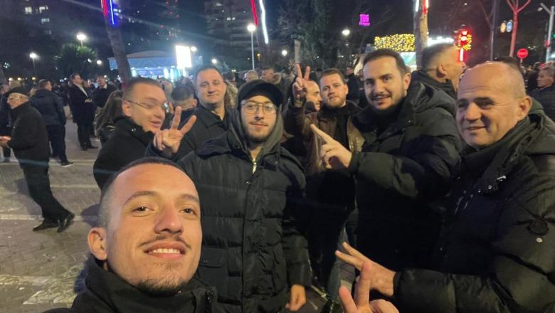 Salianji me besnikët e Foltores së tij i bashkohet protestës së Berishës Salianji me besnikët e Foltores së tij i bashkohet protestës së Berishës