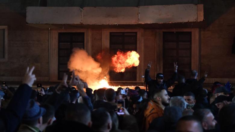 PAMJET ME DRON nga protesta me militantë e Berishës para Kryeministrisë PAMJET ME DRON nga protesta me militantë e Berishës para Kryeministrisë