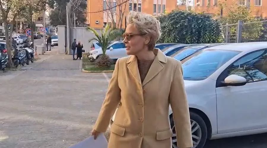 “Është shtuar shumë kjo fjetja burrë me burrë, por…”! Pas sfidës me “Big Brother humori i turpshëm i të pandehurës Kryemadhi vazhdon edhe në SPAK “Është shtuar shumë kjo fjetja burrë me burrë, por…”! Pas sfidës me “Big Brother humori i turpshëm i të pandehurës Kryemadhi vazhdon edhe në SPAK