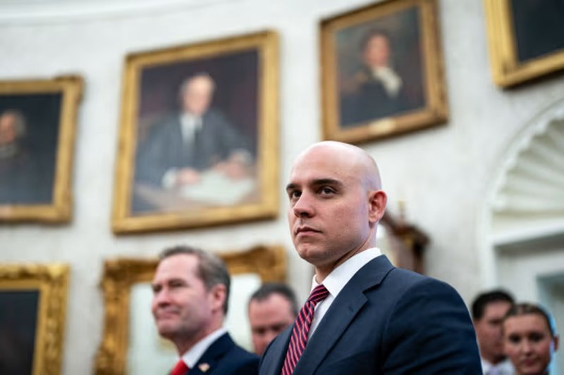Kush është “zbatuesi hije” i Shtëpisë së Bardhë me ndikim të jashtëzakonshëm te Trump Kush është “zbatuesi hije” i Shtëpisë së Bardhë me ndikim të jashtëzakonshëm te Trump