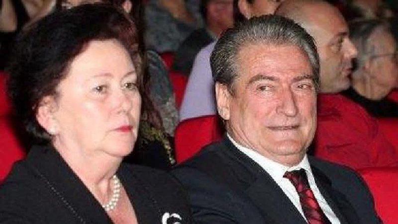 Fshehja e implikimit në Gërdec, Liri Berisha: E zeza, si nuk i thash se ka baxhanak! Berisha: E kam pikëllim që nuk e njoha baxhanakun! (A dëgjon SPAK-u?) Fshehja e implikimit në Gërdec, Liri Berisha: E zeza, si nuk i thash se ka baxhanak! Berisha: E kam pikëllim që nuk e njoha baxhanakun! (A dëgjon SPAK-u?)