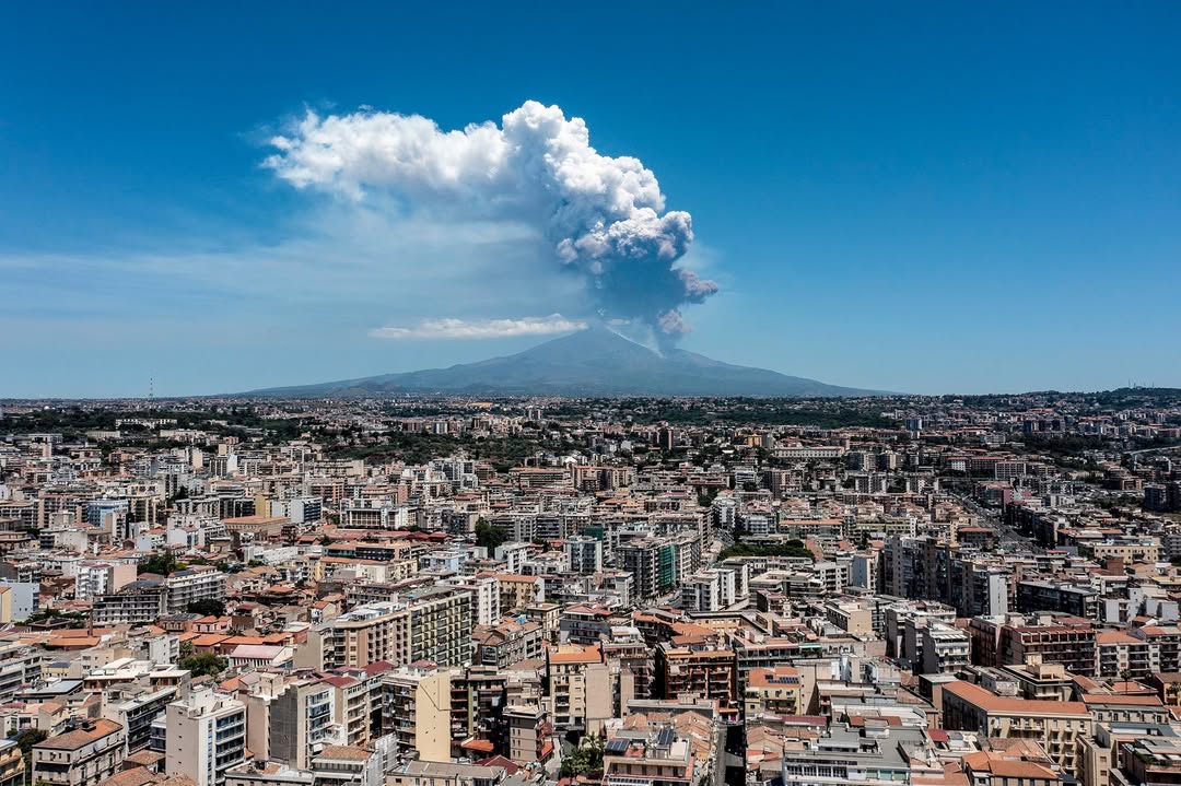 Shpërthen vullkani Etna, shtëllungat e tymit mbulojnë qiellin e Italisë Shpërthen vullkani Etna, shtëllungat e tymit mbulojnë qiellin e Italisë