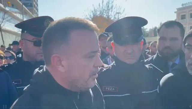 Drejtori i Përgjithshëm i Ujësjellësit shkon në protestën e qytetarëve: ‘As unë nuk jam larë, kam qenë në terren!’ Drejtori i Përgjithshëm i Ujësjellësit shkon në protestën e qytetarëve: ‘As unë nuk jam larë, kam qenë në terren!’