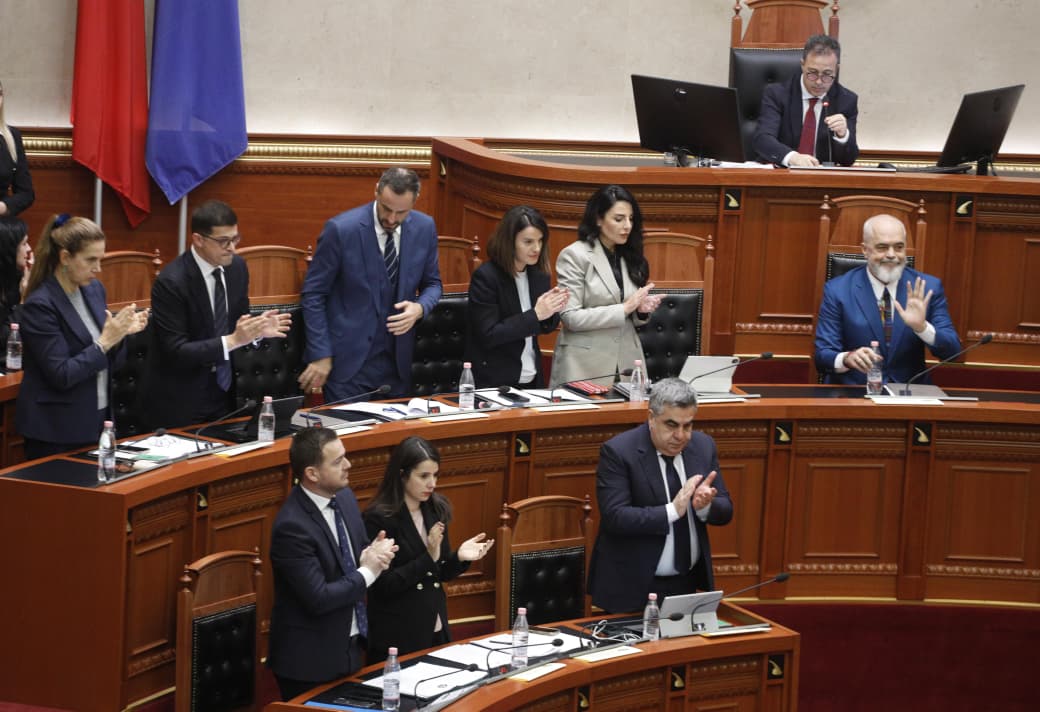 Hapat që ndjek Kuvendi! Çfarë ndodh pas kërkesës së SPAK për arrestimin e Ballukut? Mundësia zero për tu realizuar nëse nuk do Rama Hapat që ndjek Kuvendi! Çfarë ndodh pas kërkesës së SPAK për arrestimin e Ballukut? Mundësia zero për tu realizuar nëse nuk do Rama