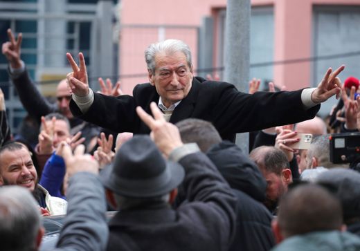 “Është Berisha apo Rama non grata?” – Ironia e Berat Buzhalës: Meqenëse e quajnë “RaMaduro” pritet në mesnatë ndërhyrja e Trump..