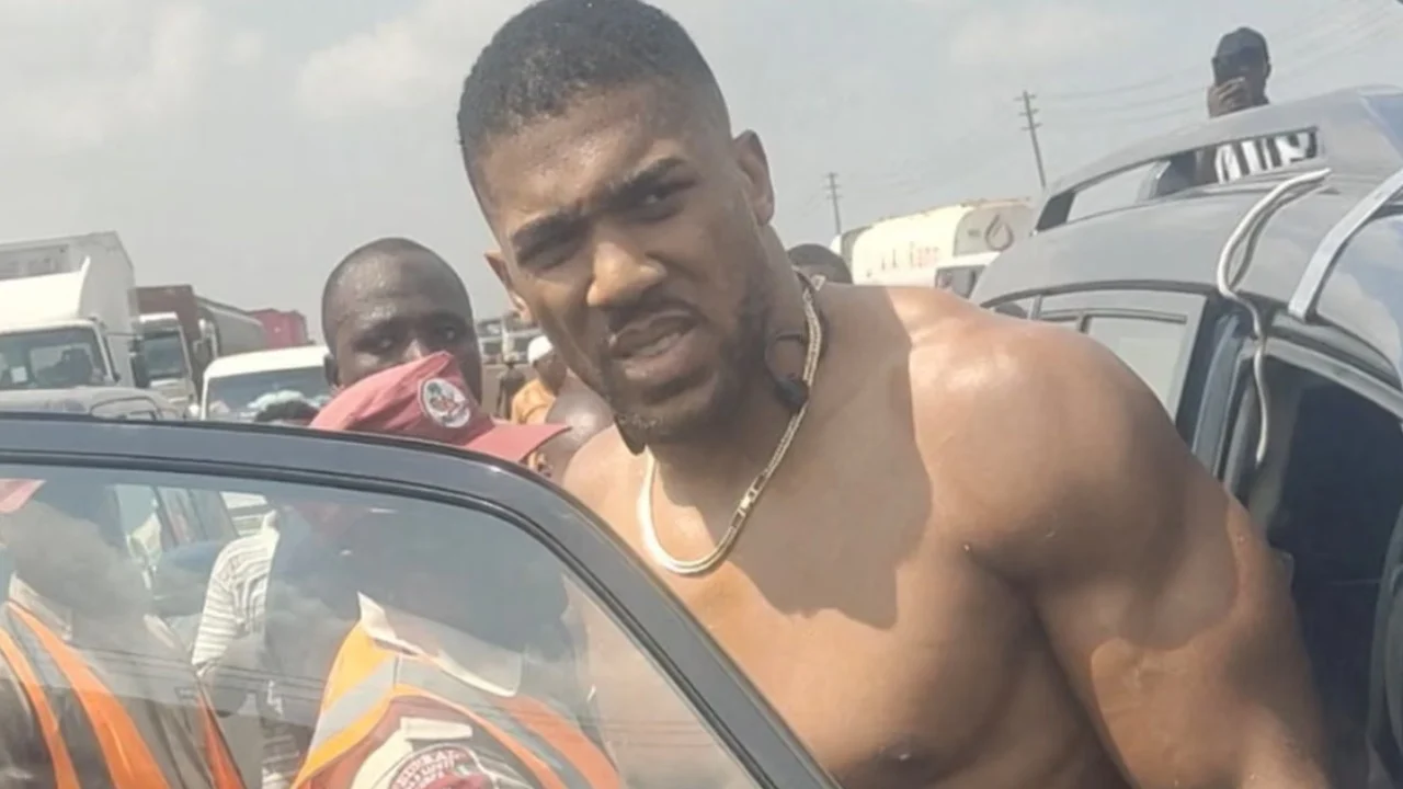 Aksidenti i rëndë me dy të vdekur që i rreziko jetën edhe yllit të boksit, policia ngre akuza ndaj shoferit të Anthony Joshuas