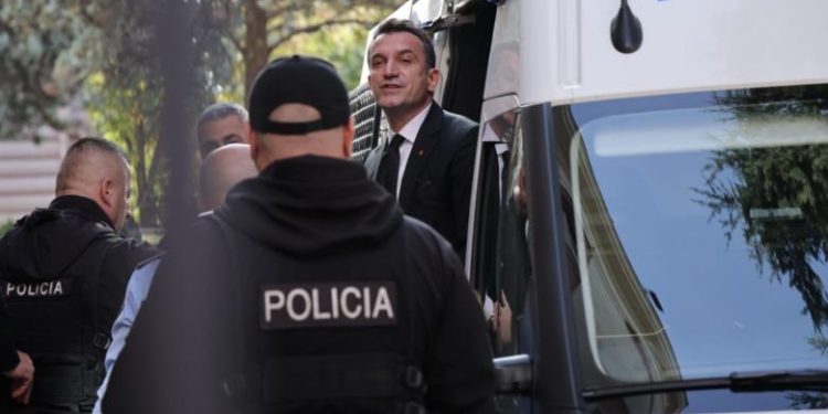 Shtyhet seanca paraprake në GJKKO, Avokatët: Veliaj nuk u shoqërua, furgoni u vonua! “Burgjet”: Shkuam në kohë për ta marrë, por refuzoi të dalë Shtyhet seanca paraprake në GJKKO, Avokatët: Veliaj nuk u shoqërua, furgoni u vonua! “Burgjet”: Shkuam në kohë për ta marrë, por refuzoi të dalë