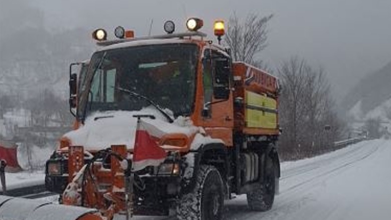 Reshjet e borës në qarkun e Shkodrës, raportohet për disa familje të bllokuara në disa akse rrugore! Mes tyre edhe fëmijë