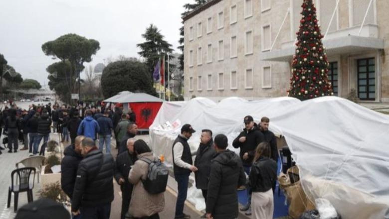 Protesta e Lapaj para kryeministrisë, Policia ndërhyrje sërish gjatë natës! Kreu i Shqipëria Bëhet dërgohet në spital, i ra bombola e gazit në kokë (Video)