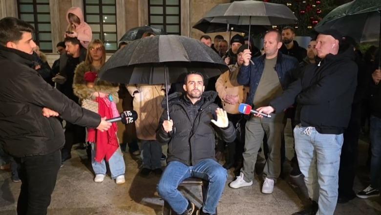 Pas mjekimit te Trauma, Lapaj vazhdon protestën para Kryeministrisë: Rama ka vjedhur vendin bashkë me kolegët Pas mjekimit te Trauma, Lapaj vazhdon protestën para Kryeministrisë: Rama ka vjedhur vendin bashkë me kolegët