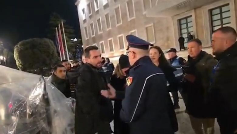 Lapaj përplaset sërish me policinë gjatë natës, shkak çadra e ngritur poshtë kryeministrisë: Do më merrni dhe shpirtin tani? Shkoni e kapni Belindën
