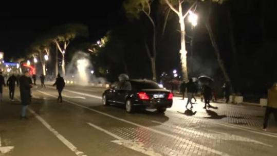 Ky “shesh është i yni”! Berisha me një avaz qesharak para militantëve: U përballëm me organizatën kriminale, por sot jemi në kilometrin e fundit drejt fitores…pavarsisht se i’a futi vetë vrapit i pari