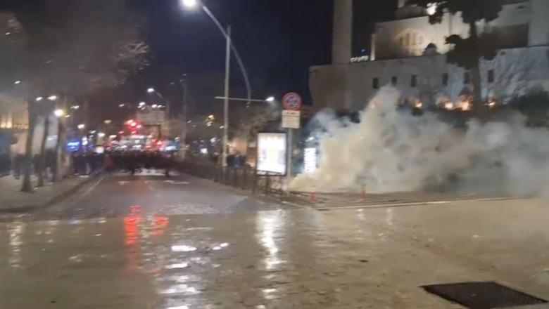 Protesta e dhunshme e Berishës, policia: 18 të arrestuar, 17 persona nën hetim përfshirë 3 deputetë demokratë, 2 të tjerë të shpallur në kërkim