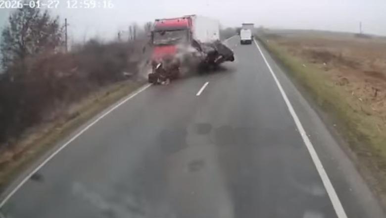 VIDEO/ Tragjedi! Po udhëtonin drejt Lyonit, furgoni i ultrasve të PAOK-ut përplaset me kamionin, 6 të vdekur dhe 3 të plagosur në koma në Rumani!