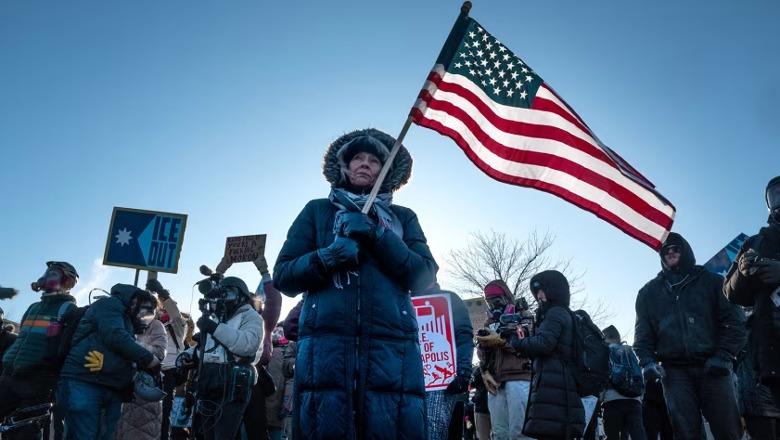 “Pa punë e pa shkollë”! Protestat shpërthejnë në çdo cep të SHBA-s: Zyrtarët e Minesotës kundërshtojnë administratën e Trump “Pa punë e pa shkollë”! Protestat shpërthejnë në çdo cep të SHBA-s: Zyrtarët e Minesotës kundërshtojnë administratën e Trump