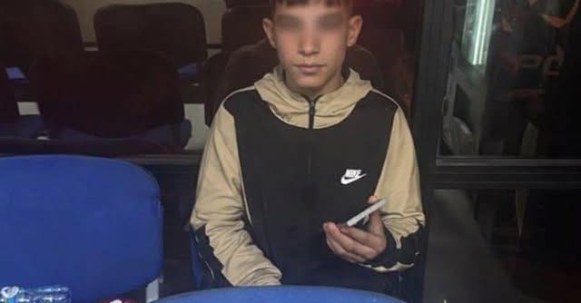 Përdorimi i fëmijëve vepër e rëndë penale! Rast flagrant i minorenit rom në protestë Berisha reagim qesharak: Ishte duke falur namazin, nëna e fëmijës…ishte duke kërkuar nëpër kazana!