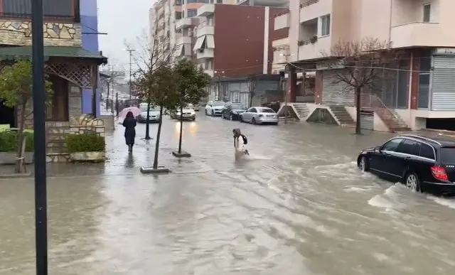 Rrugët e Durrësit ‘pushtohen’ nga uji, vijojnë shkarkimet në hidrocentralet e Komanit dhe Vaut të Dejës