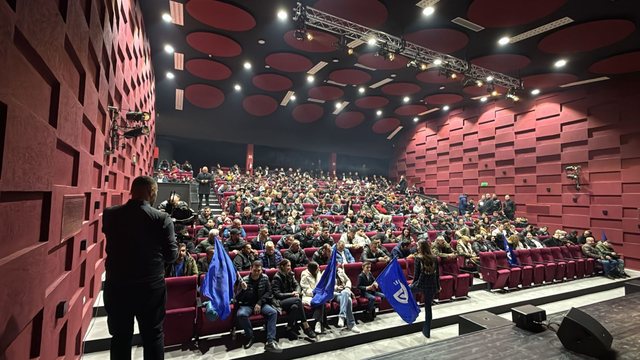 VIDEO/ Ervin Salianji mbush Pallatin e Kulturës së Lezhës me simpatizantë të PD-së VIDEO/ Ervin Salianji mbush Pallatin e Kulturës së Lezhës me simpatizantë të PD-së